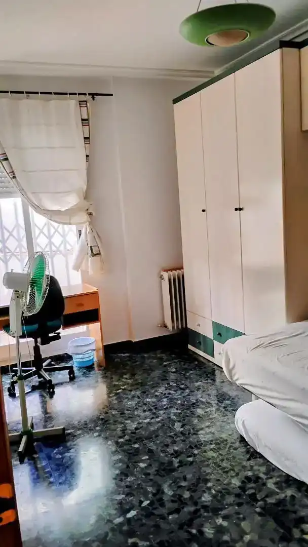 Bedroom of Flat for share in El Pilar
