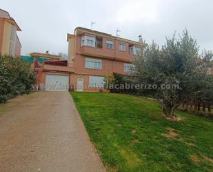 Vista exterior de Casa adosada en venda en Albelda de Iregua amb Aire condicionat, Calefacció i Jardí privat