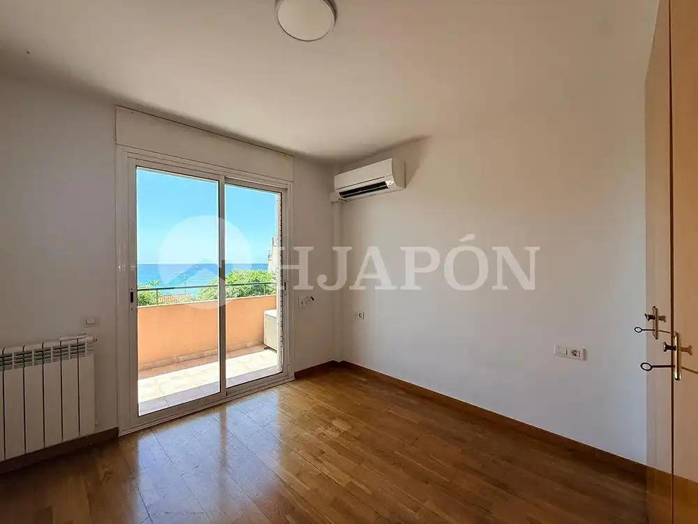 Habitación de Casa adosada en venta en El Masnou con Calefacción, Jardín privado y Terraza