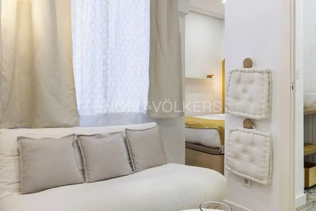 Bedroom of Flat for rent in Madrid  with Air Conditioner, Heating and Furnished