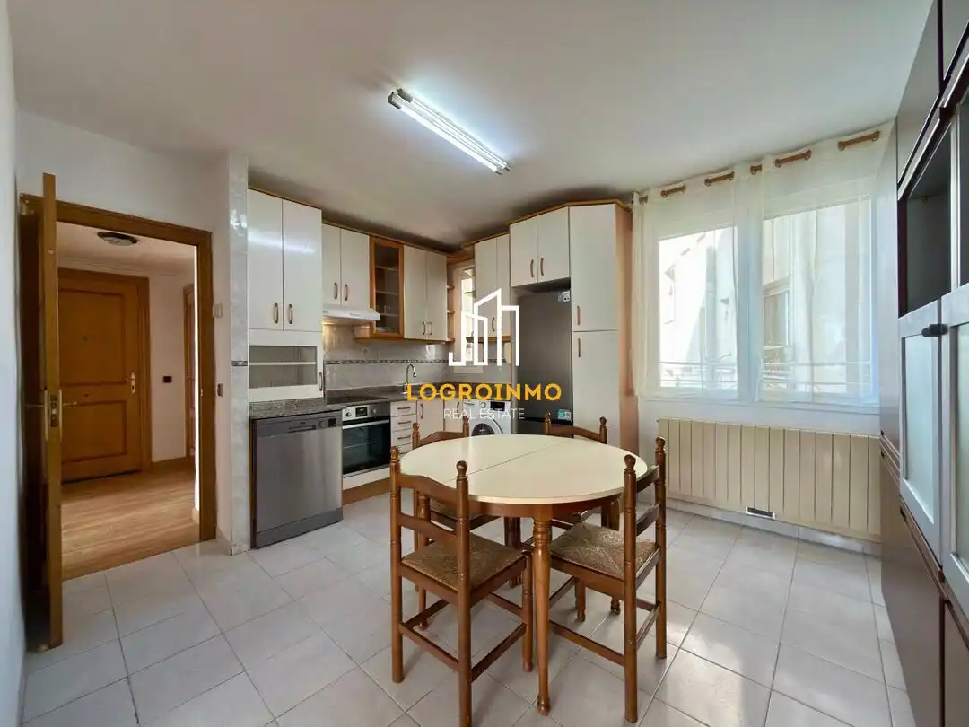Kitchen of Flat for rent in  Logroño  with Heating and Storage room