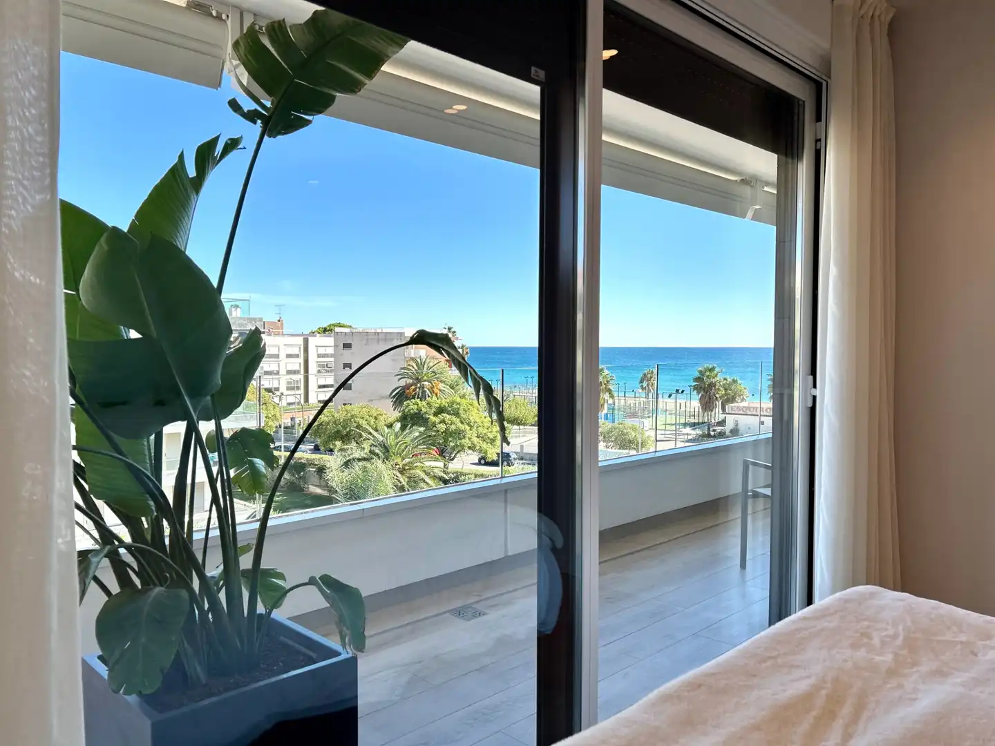 Vista exterior de Àtic en venda en Cambrils amb Aire condicionat, Piscina i Moblat