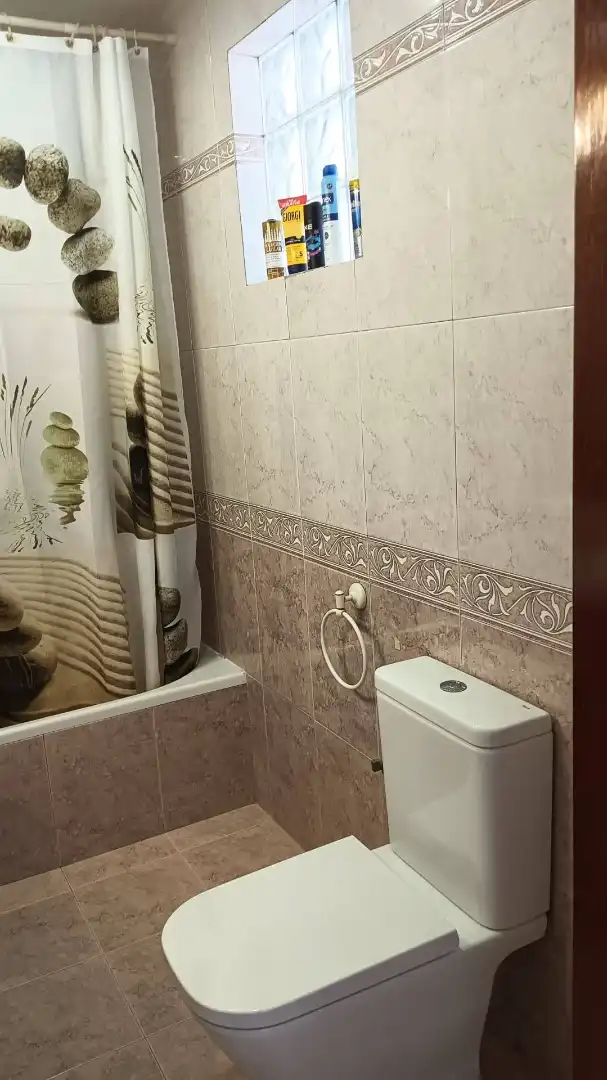Baño de Casa adosada en venta en Vilanova i la Geltrú con Aire acondicionado, Calefacción y Jardín privado