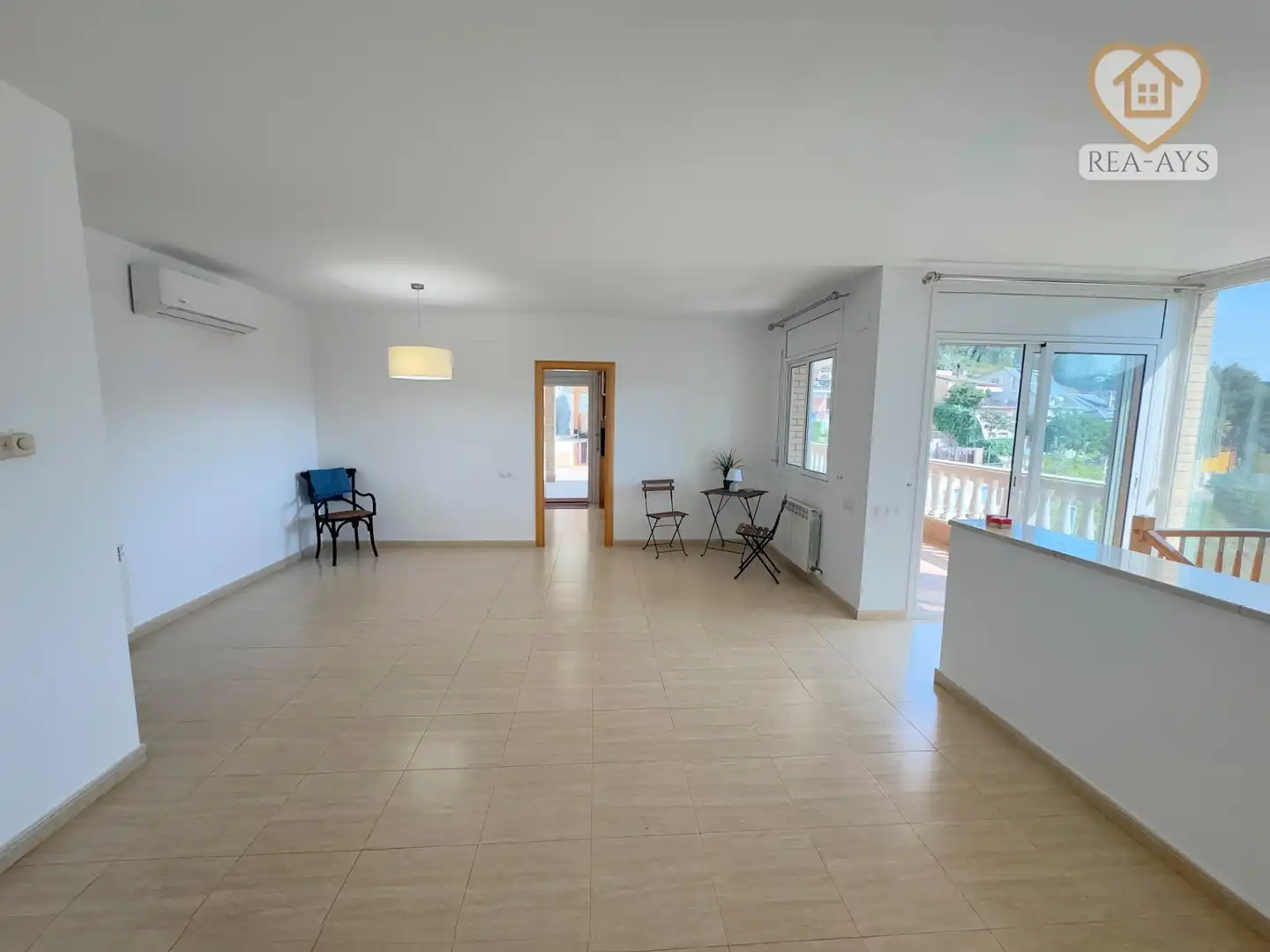 Sala de estar de Casa o chalet en venta en Vallirana con Aire acondicionado, Calefacción y Jardín privado