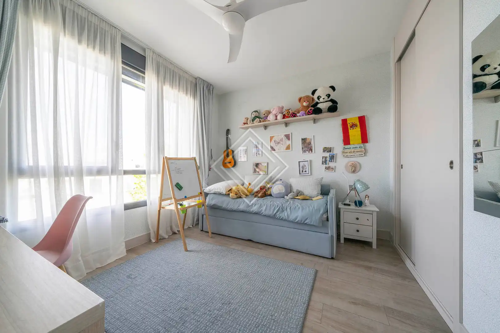 Schlafzimmer von Einfamilien-Reihenhaus zum Verkauf in Madrid mit Klimaanlage, Heizung und Privatgarten