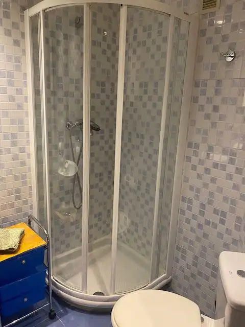 Badezimmer von Wohnung zur Miete in Oviedo  mit Heizung und Möbliert