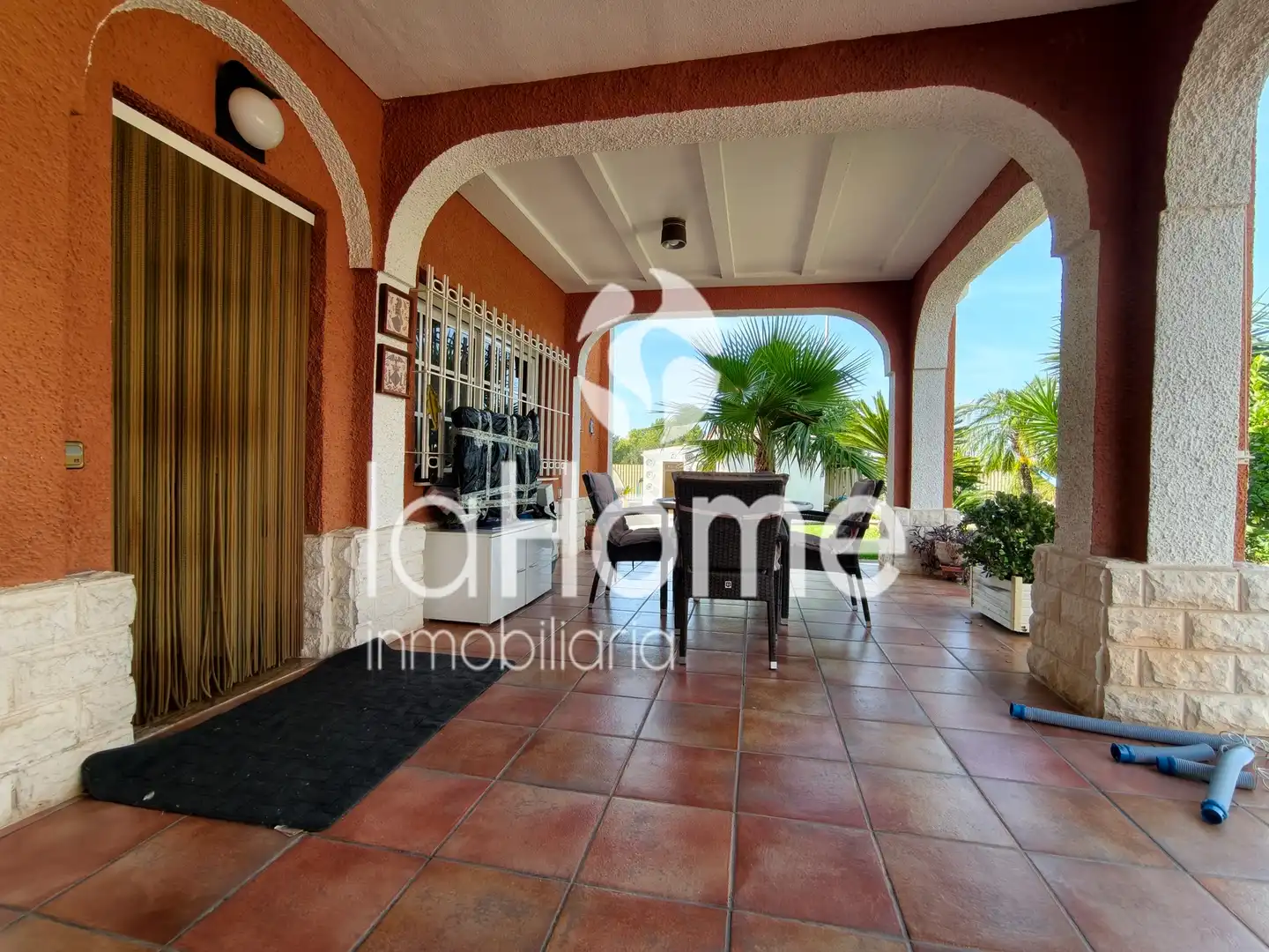 Vista exterior de Casa o xalet en venda en San Antonio de Benagéber amb Aire condicionat, Calefacció i Jardí privat