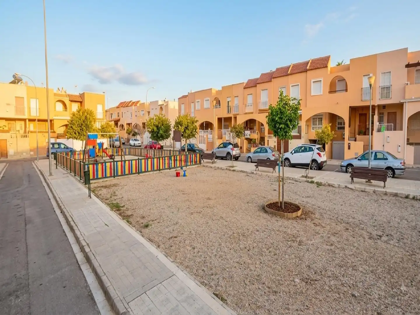 Vista exterior de Pis en venda en Almería amb Terrassa