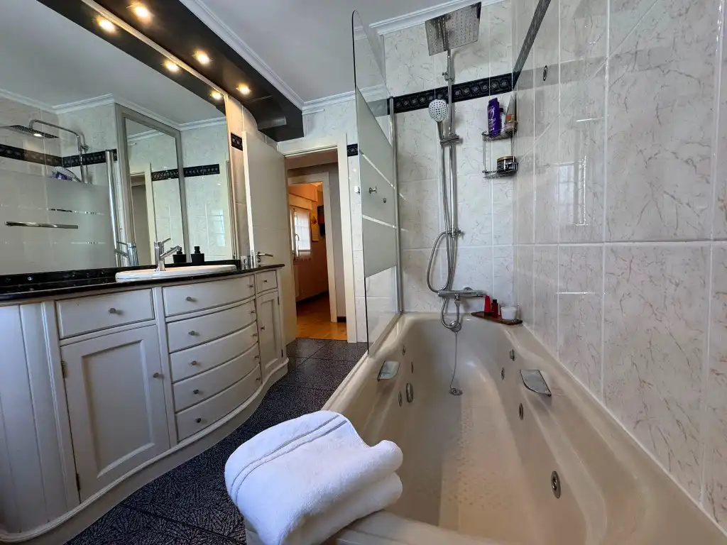 Baño de Piso en venta en Gijón  con Calefacción, Parquet y Horno