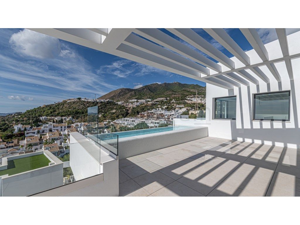 Exterior view of House or chalet for sale in Benalmádena  with Air Conditioner, Swimming Pool and Community pool