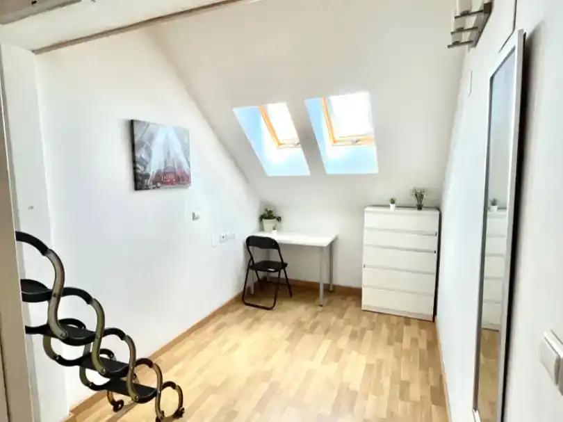 Schlafzimmer von Maisonette zur Miete in  Valencia Capital mit Klimaanlage und Balkon
