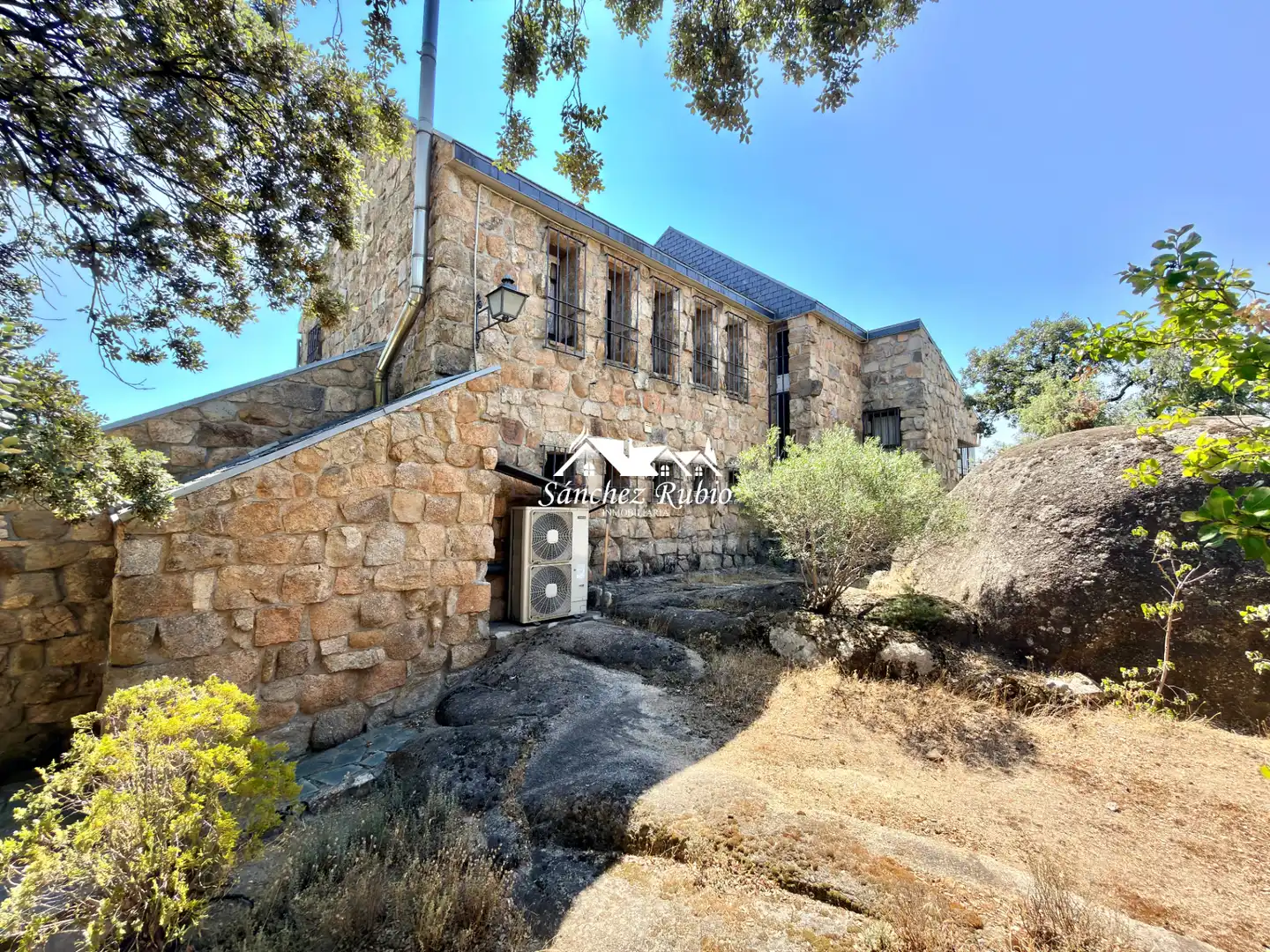 Vista exterior de Casa o xalet en venda en Torrelodones amb Calefacció, Jardí privat i Parquet