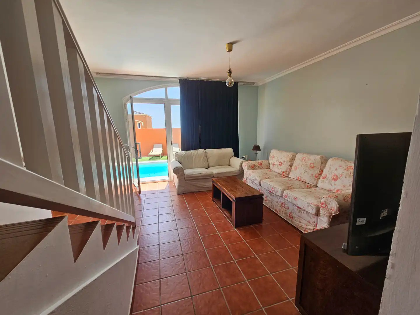 Sala d'estar de Casa adosada en venda en Puerto del Rosario amb Aire condicionat, Jardí privat i Terrassa