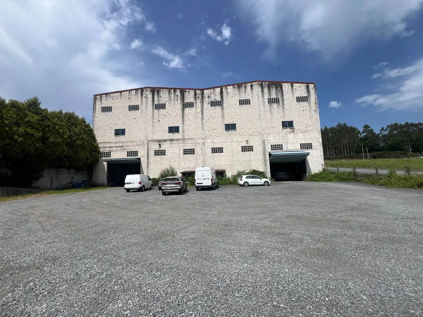 Außenansicht von Fabrikhallen zur Miete in Ordes