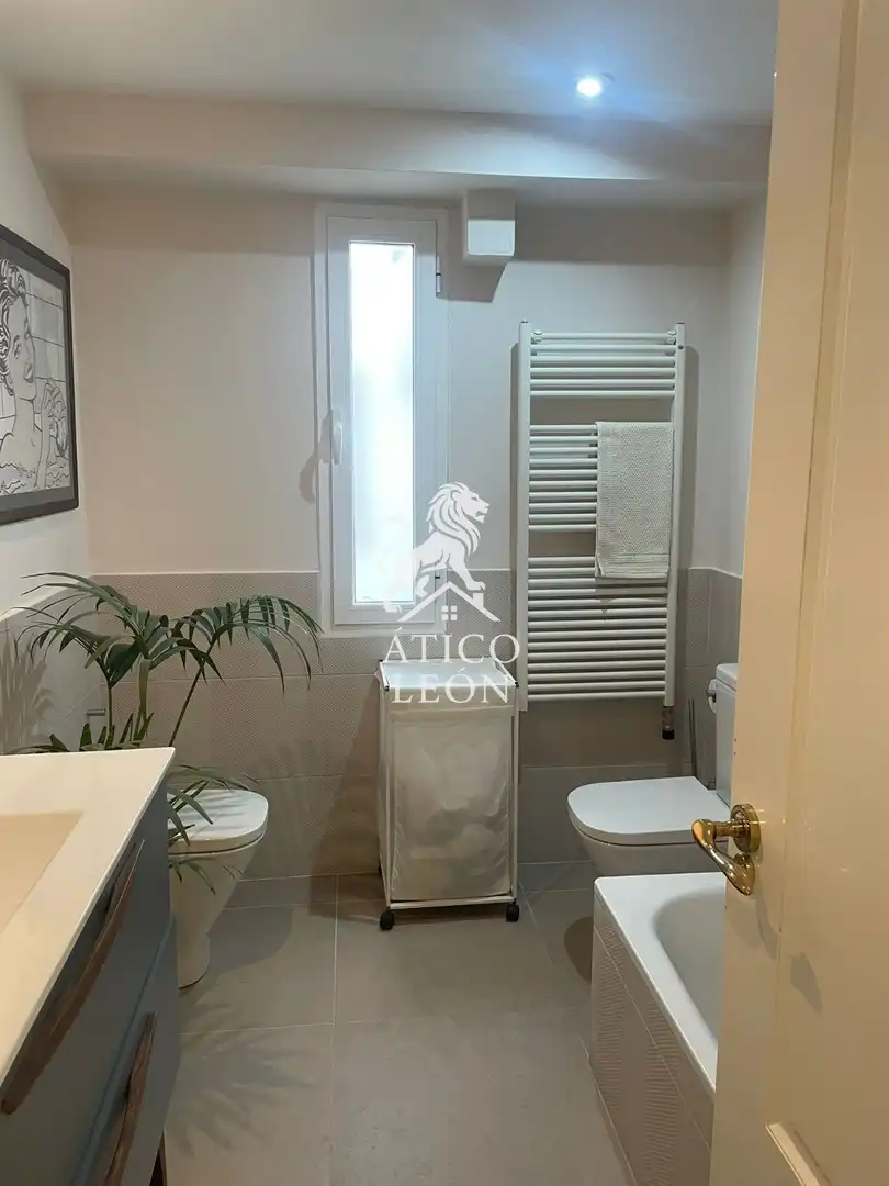 Baño de Piso en venta en León Capital  con Calefacción y Trastero