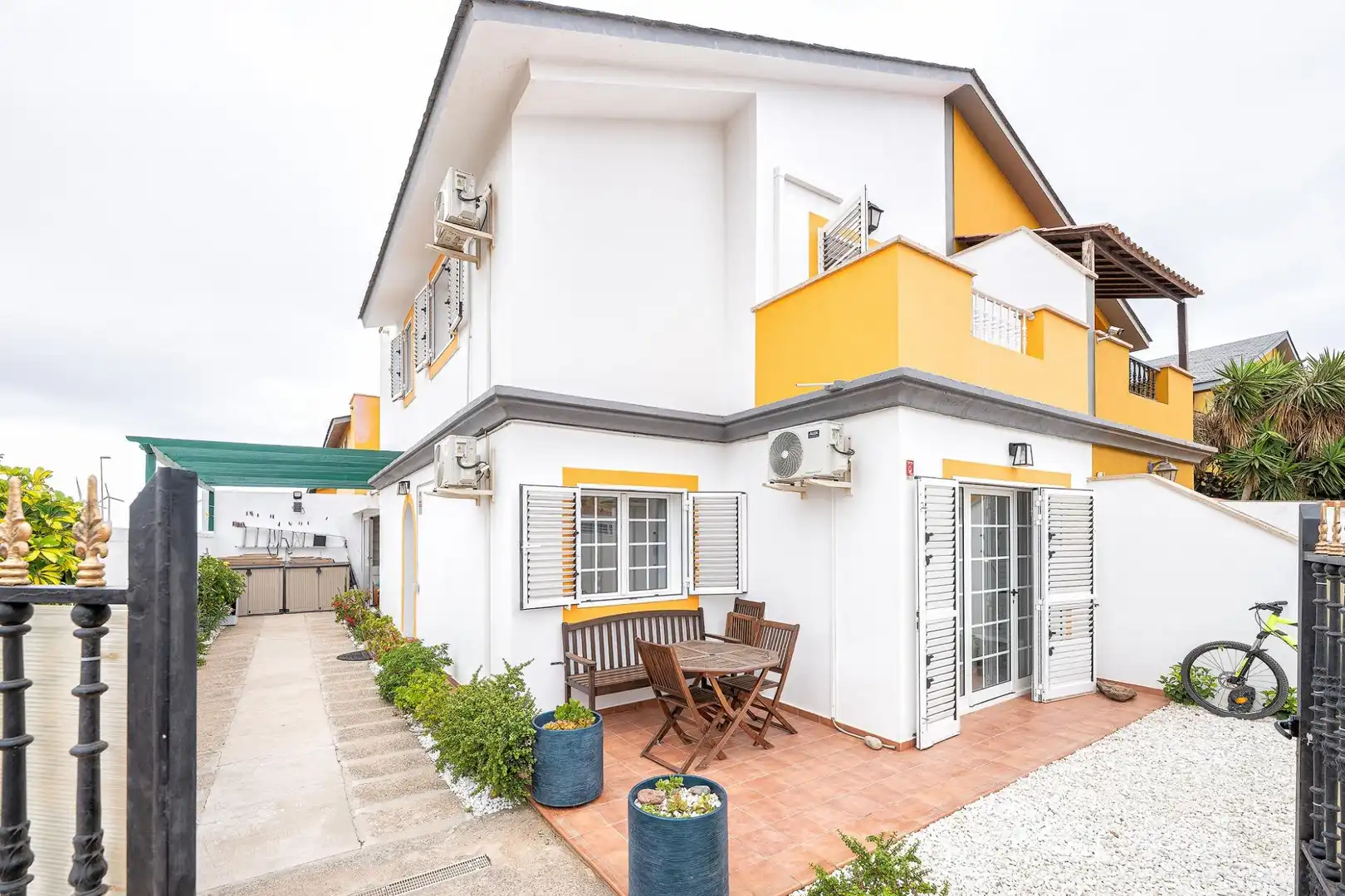 Vista exterior de Casa adosada en venta en San Bartolomé de Tirajana con Aire acondicionado, Jardín privado y Terraza