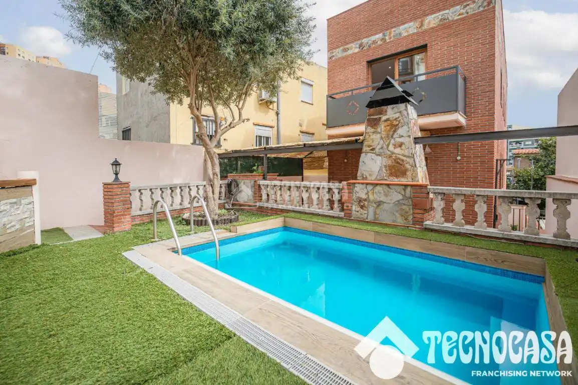 Swimming pool of Houses for sale in Santa Coloma de Gramenet  with Air Conditioner, Heating and Terrace