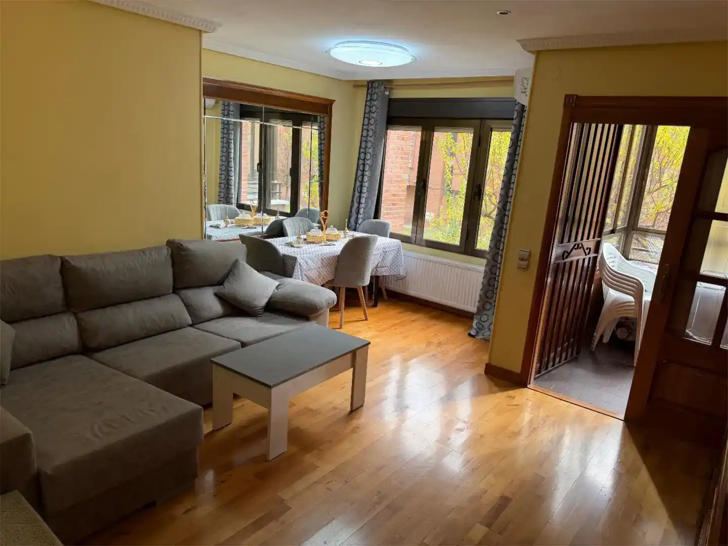 Sala d'estar de Pis en venda en Leganés amb Aire condicionat, Jardí privat i Parquet