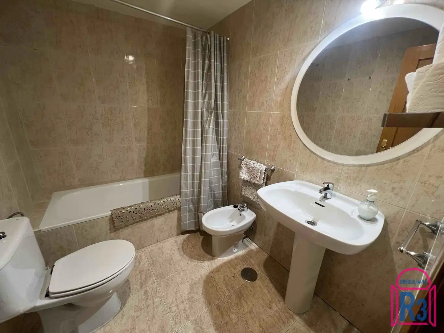 Baño de Apartamento en venta en León Capital  con Calefacción y Trastero