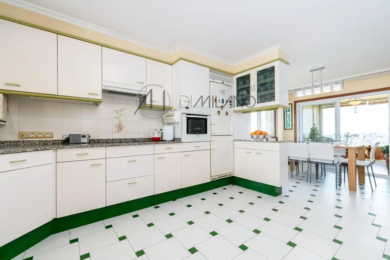 Cocina de Casa o chalet en venta en Vigo  con Calefacción, Jardín privado y Parquet
