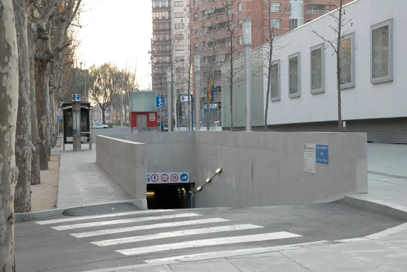 Vista exterior de Garaje de alquiler en Mataró con Alarma