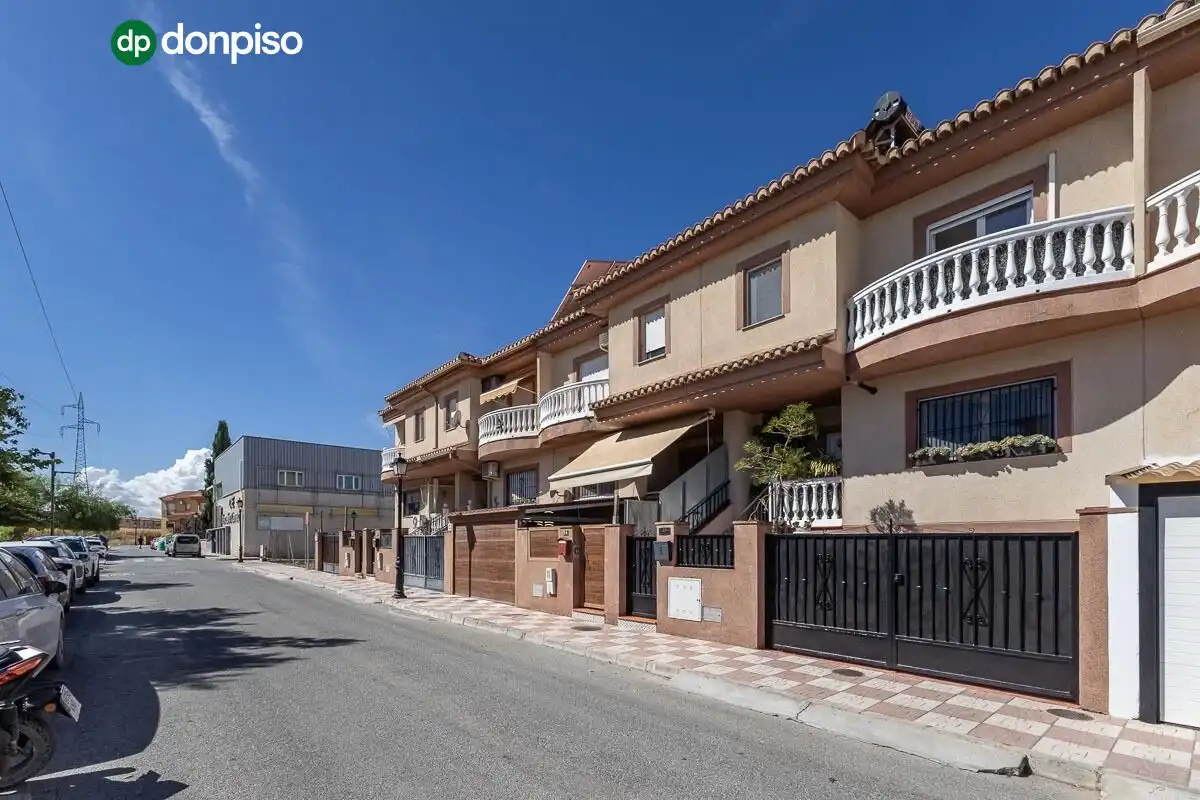 Adossat amb terrassa en venda a Calle de Jerónimo de Rueda 34