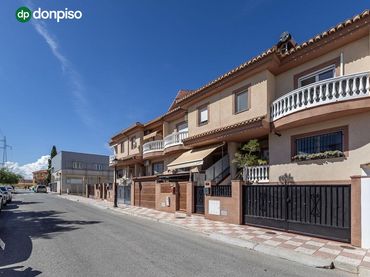 Casa a schiera con balcone in vendita a Calle de Jerónimo de Rueda 34