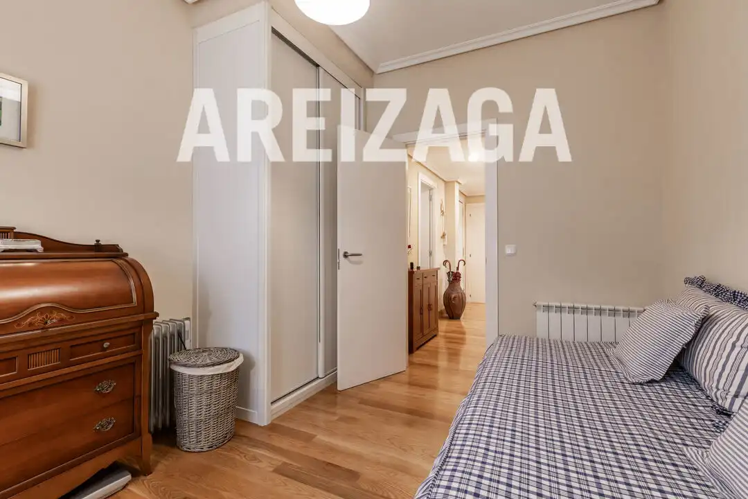 Habitación de Piso en venta en Donostia - San Sebastián  con Calefacción y Balcón