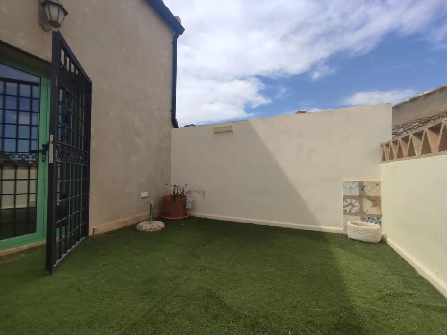 Casa aparellada amb jardí en venda a El Pinós / Pinoso