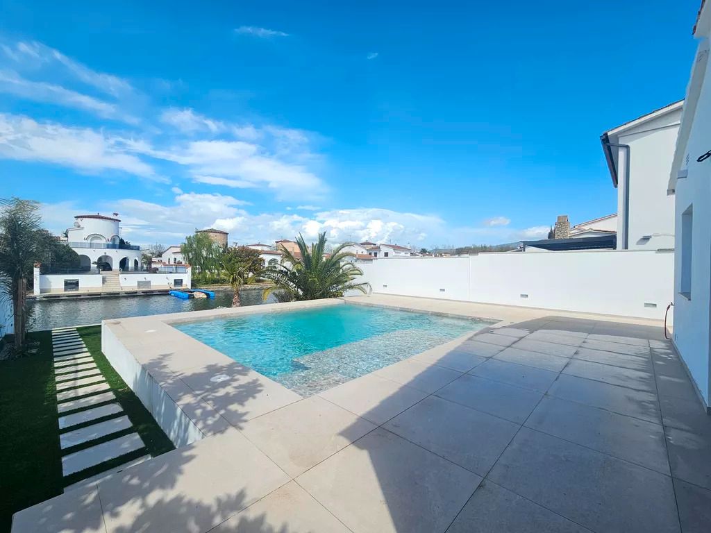 Swimming pool of House or chalet for sale in Empuriabrava  with Air Conditioner, Heating and Private garden