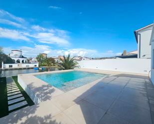 Swimming pool of House or chalet for sale in Empuriabrava  with Air Conditioner, Heating and Private garden