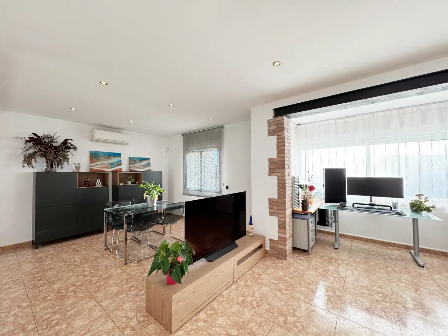 Wohnzimmer von Einfamilien-Reihenhaus zum Verkauf in L'Escala mit Klimaanlage und Terrasse