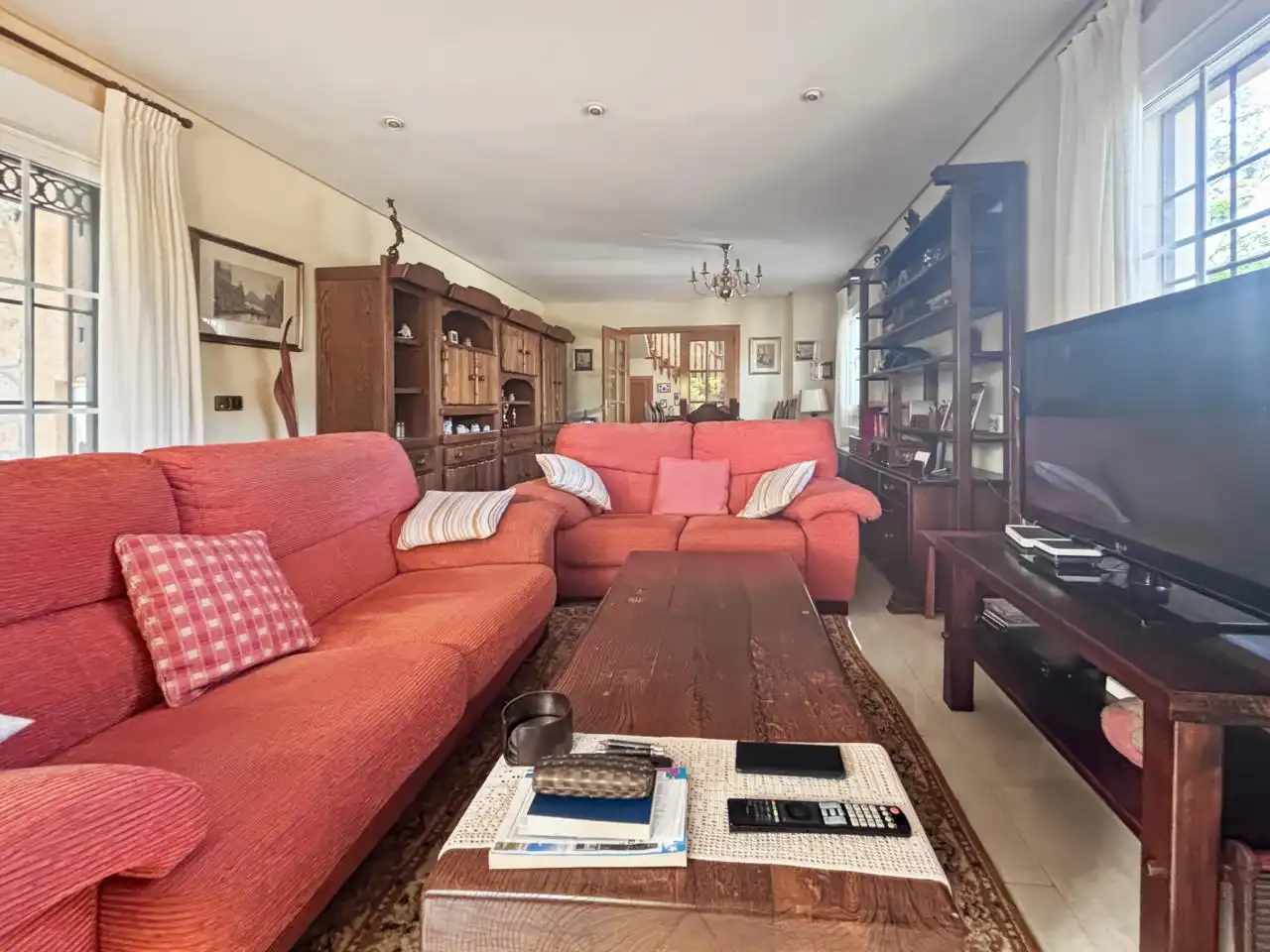 Sala d'estar de Casa o xalet en venda en Galapagar amb Calefacció, Jardí privat i Parquet