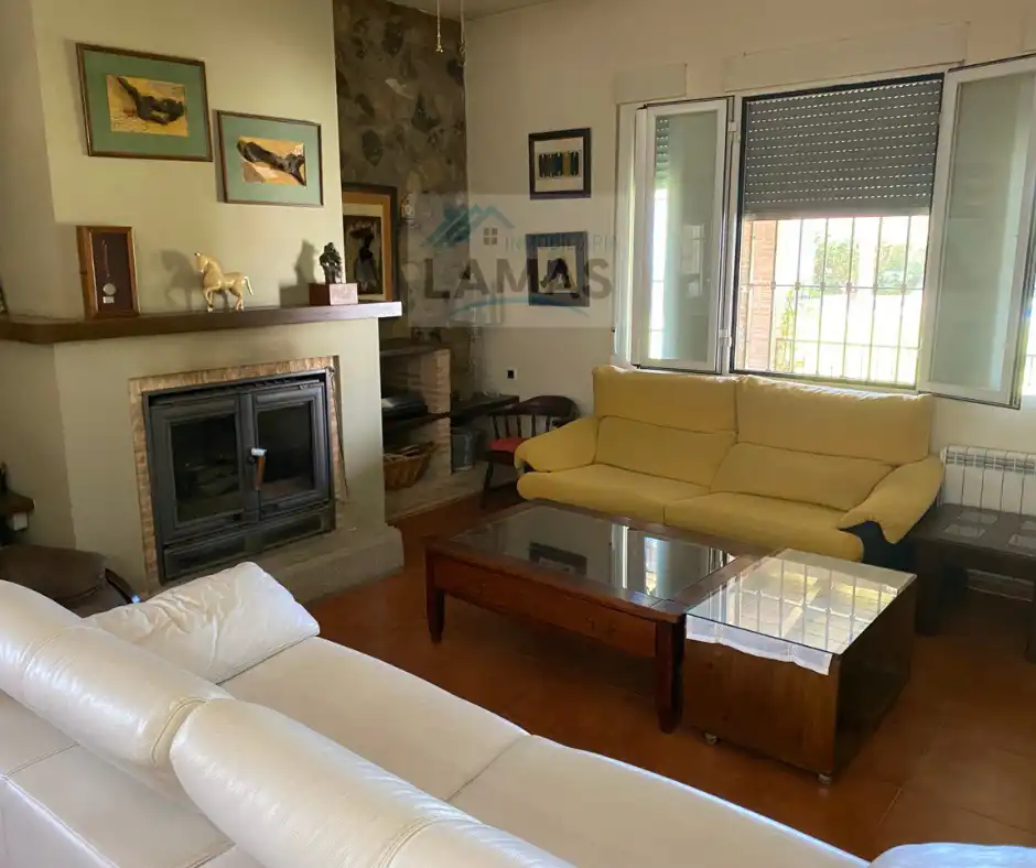 Sala d'estar de Finca rústica en venda en Navalmoral de la Mata amb Aire condicionat, Calefacció i Jardí privat