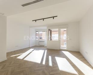 Sala d'estar de Apartament de lloguer en  Madrid Capital amb Terrassa i Balcó