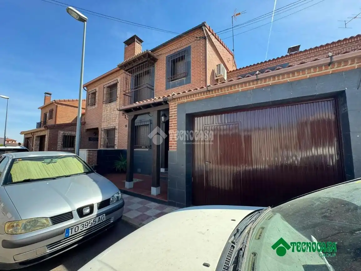 Vista exterior de Casa adosada en venda en Gerindote amb Aire condicionat, Calefacció i Jardí privat