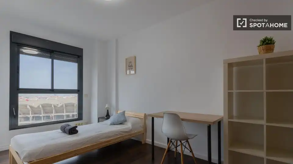 Bedroom of Apartments for share in Valencia  with Air Conditioner, Terrace and Furnished