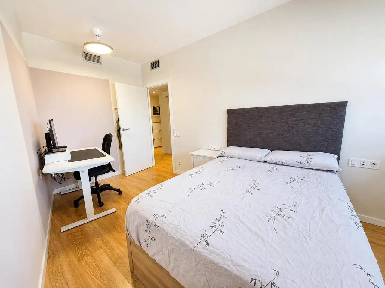 Schlafzimmer von Wohnung zum Verkauf in Badalona mit Klimaanlage, Heizung und Terrasse