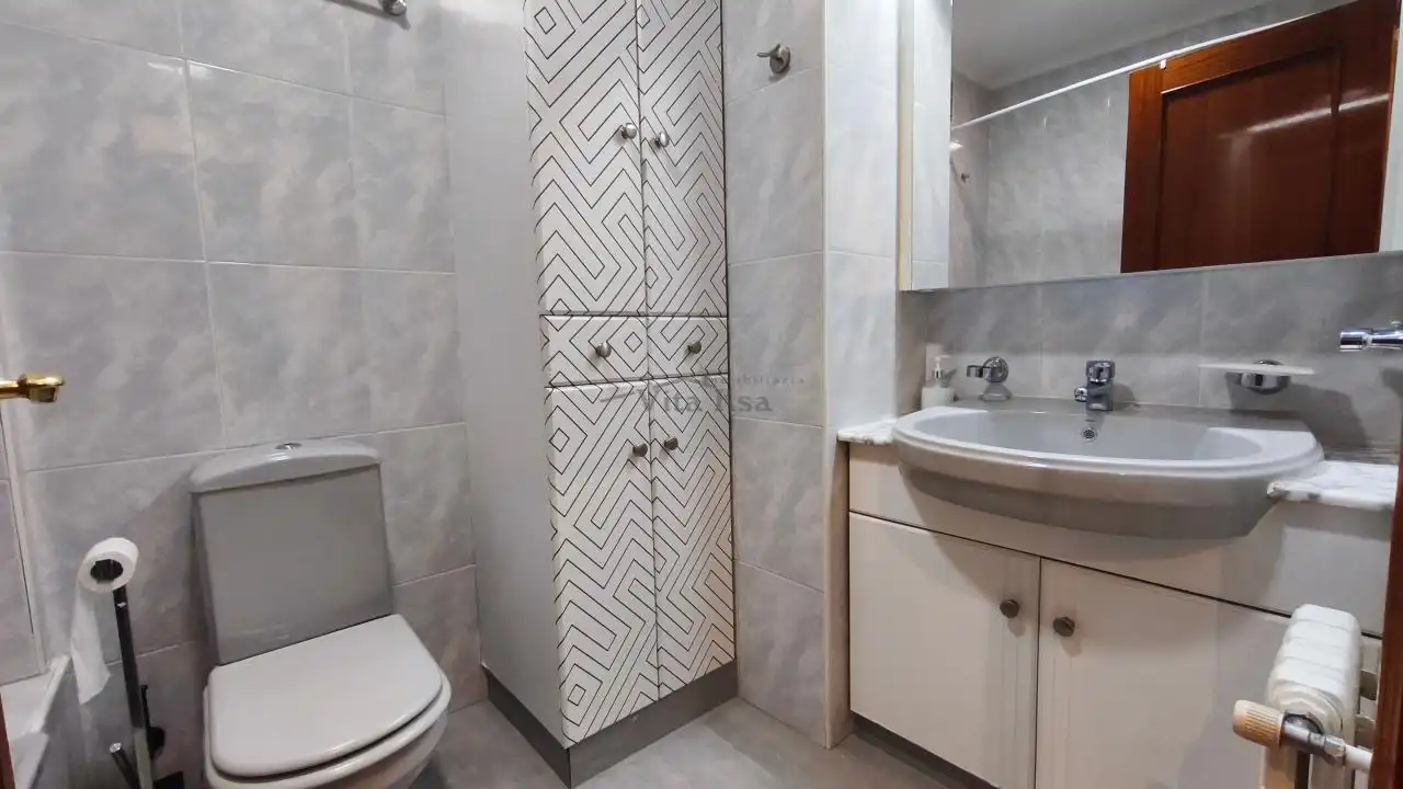 Bathroom of Flat for rent in Ourense Capital   with Heating, Parquet flooring and Storage room
