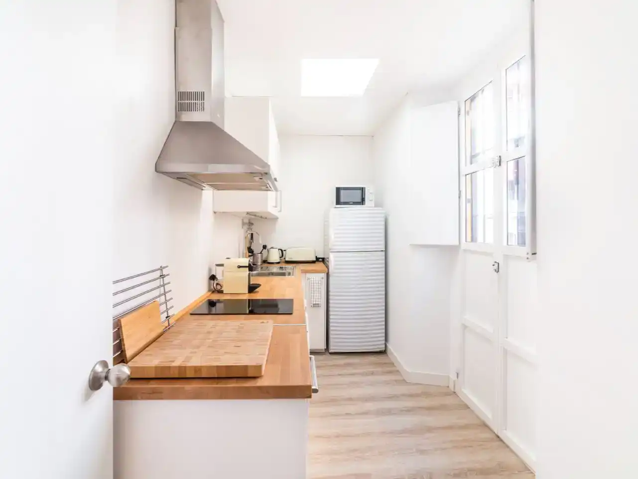 Cuina de Apartament de lloguer en  Sevilla Capital amb Aire condicionat i Balcó