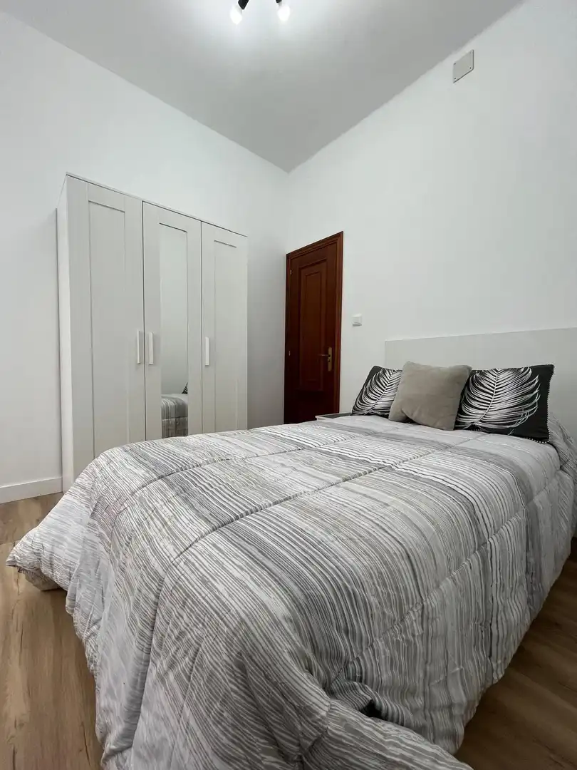Bedroom of Flat for rent in Ferrol  with Heating