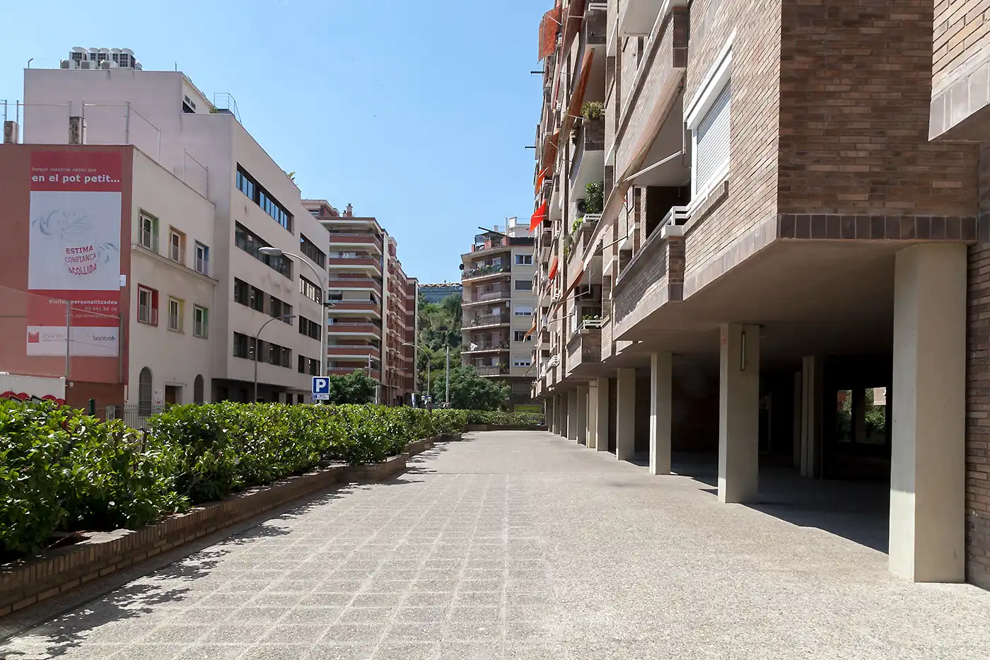 Vista exterior de Piso en venta en Barcelona con Balcón y Alarma