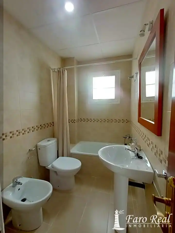 Bany de Apartament de lloguer en Sanlúcar de Barrameda amb Aire condicionat i Moblat