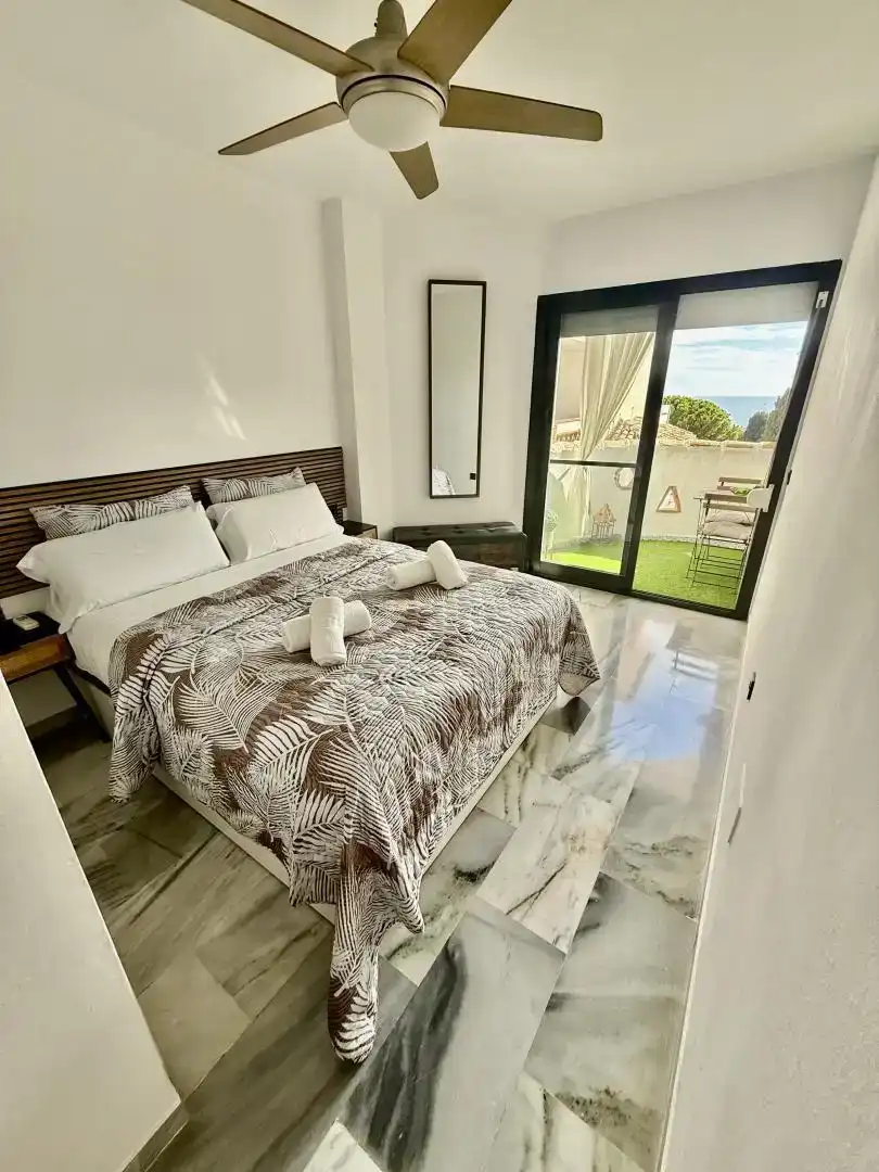 Dormitori de Dúplex de lloguer en Mijas amb Aire condicionat, Jardí privat i Piscina