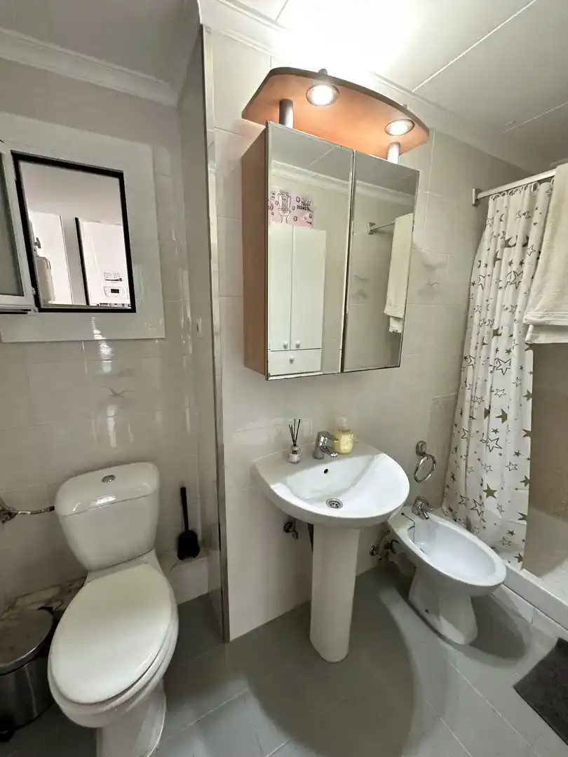 Bany de Apartament de lloguer en Barcelona amb Traster i Moblat