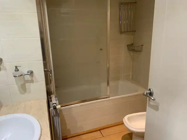 Badezimmer von Wohnung zum Verkauf in Badalona mit Klimaanlage, Heizung und Parkett