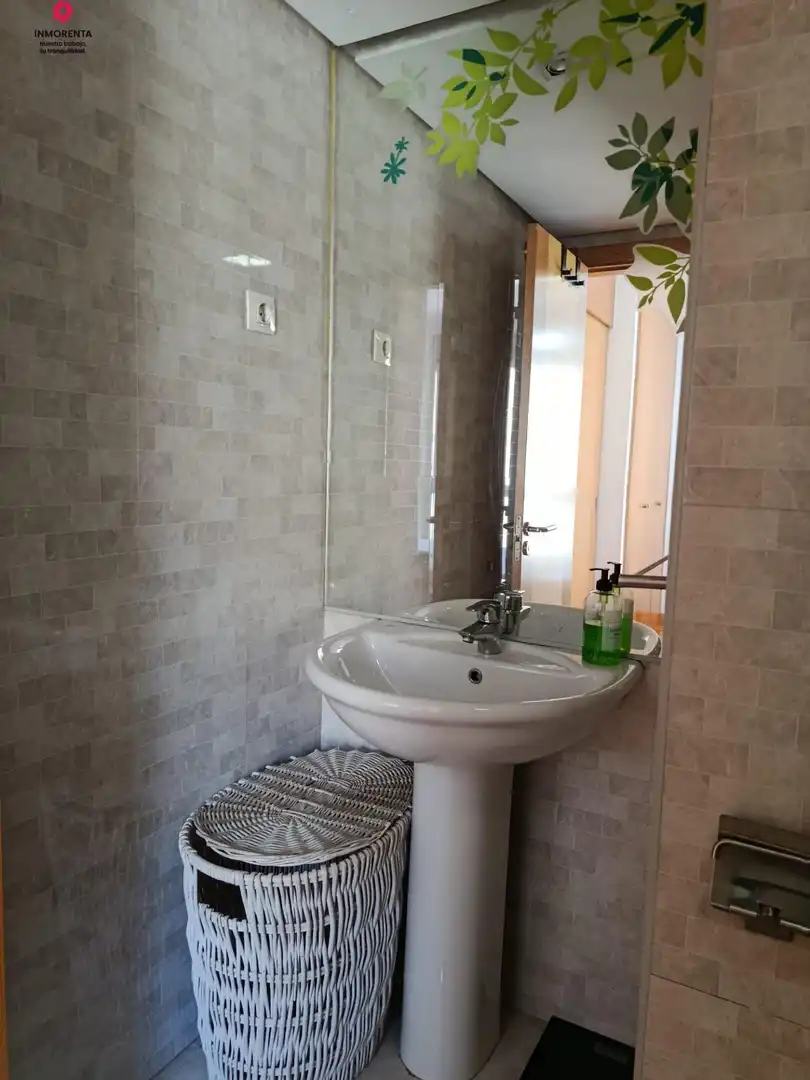 Badezimmer von Wohnungen zur Miete in Madrid mit Klimaanlage, Heizung und Parkett