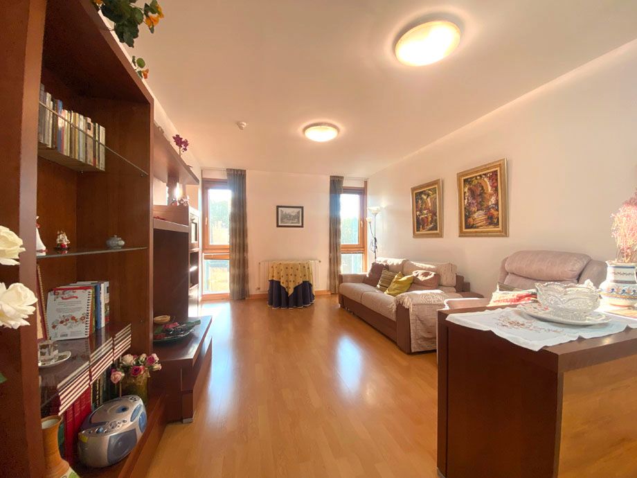 Sala d'estar de Pis en venda en Vitoria - Gasteiz amb Calefacció i Moblat