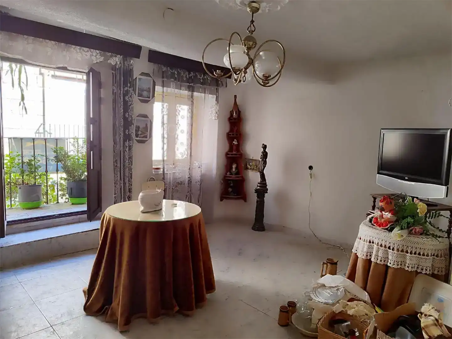 Sala d'estar de Casa adosada en venda en Hoyos amb Balcó
