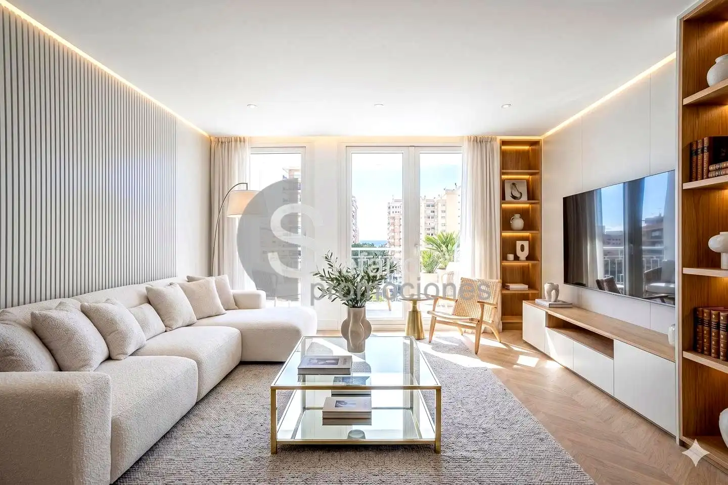 Flat with terrace for sale in Paseo Reding 33